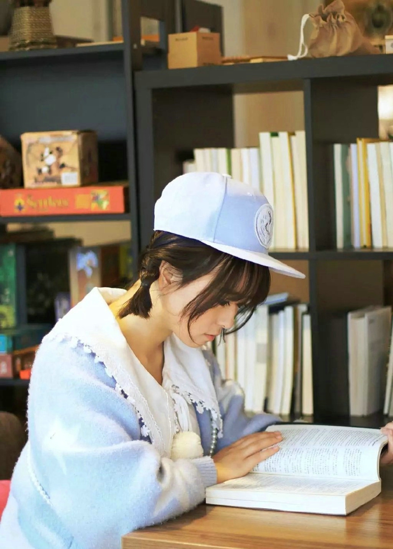 点击大图看下一张：图书馆内的棒球帽呆萌妹子笑容甜美
