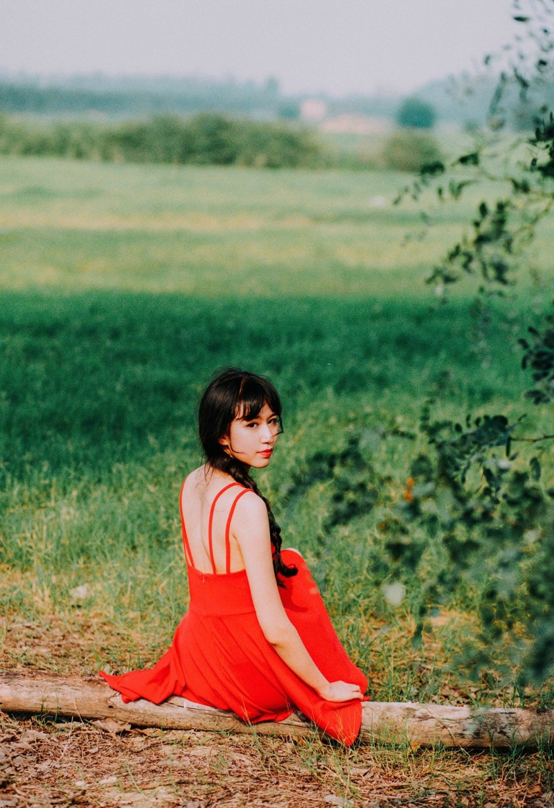 点击大图看下一张：清新郊外红裙靓丽姑娘养眼写真