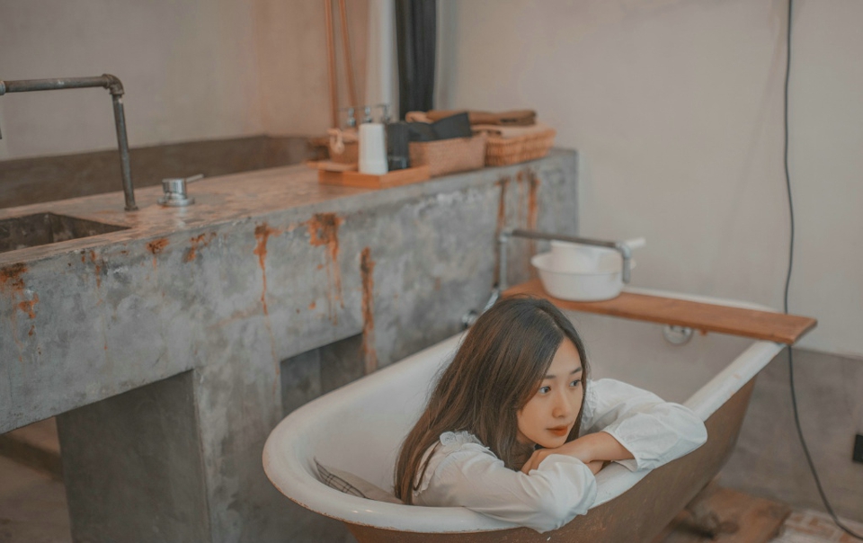 点击大图看下一张：浴缸内的睡衣美女幽静空房孤独写真