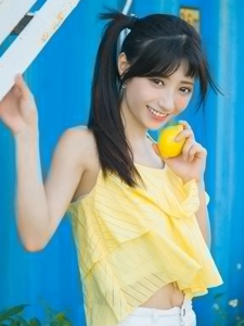 大眼漂亮女孩与柠檬的夏天甜美阳光写真