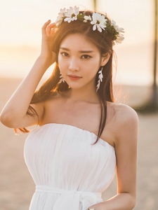 韩国美女公主造型抹胸长裙阳光迷人写真