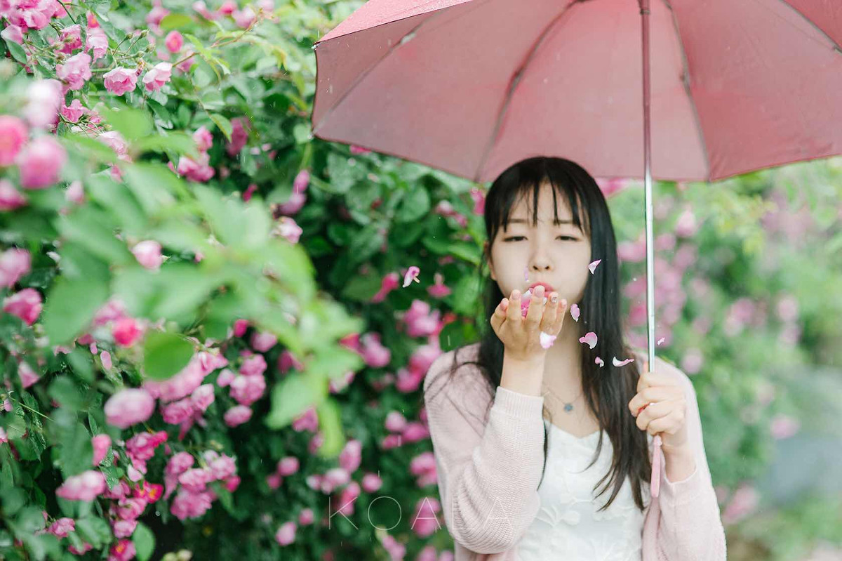点击大图看下一张：雨中打伞的清纯漂亮美女活力甜美很迷人