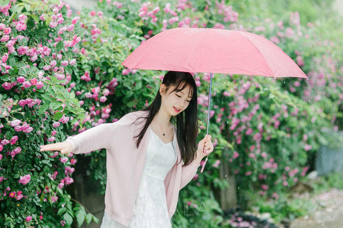 点击大图看下一张：雨中打伞的清纯漂亮美女活力甜美很迷人