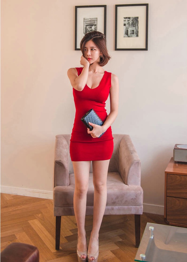 点击大图看下一张：温暖私房内的短发模特鲜艳红裙体态修长妖艳