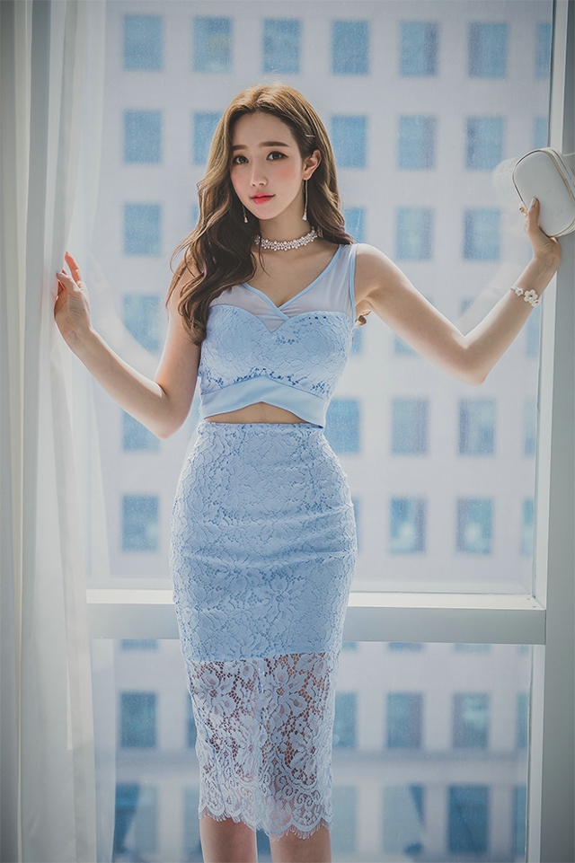 点击大图看下一张：窗台上的咬手美模蓝色蕾丝裙捧花闻芳香