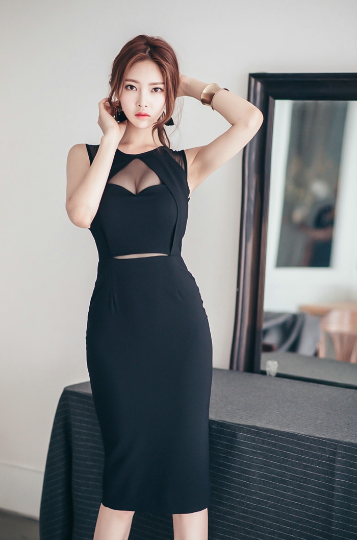 点击大图看下一张：镜子前的气质黑纱裙美模极致妩媚私房诱惑