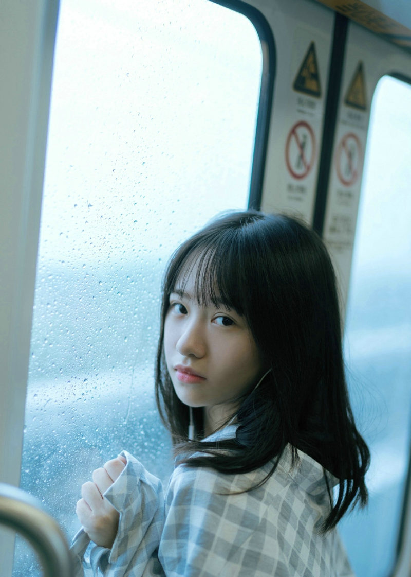 点击大图看下一张：雨天地铁站呢的格子衣安静妹子眼神迷人