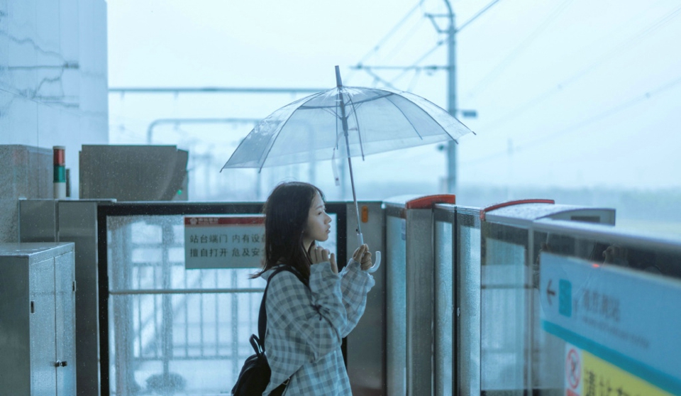 点击大图看下一张：雨天地铁站呢的格子衣安静妹子眼神迷人