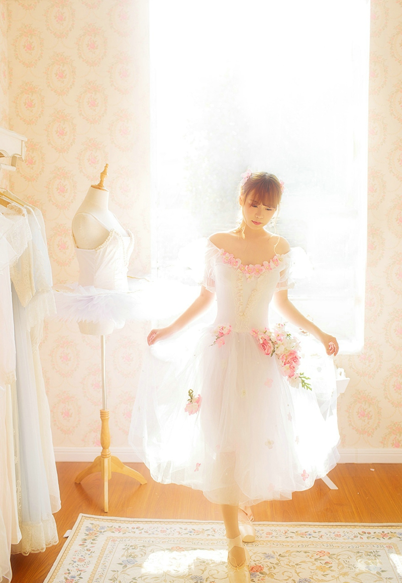 点击大图看下一张：阳光私房内的白纱少女花朵般娇嫩