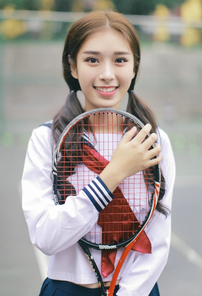 点击大图看下一张：网球场上的双马尾校服少女活泼可爱