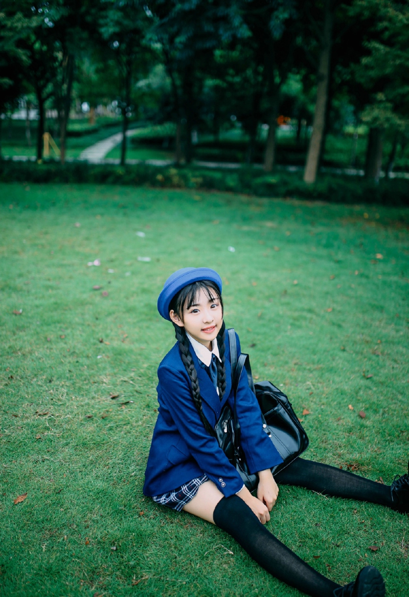 点击大图看下一张：草坪上的日系学院风麻花辫妹子纯真可爱