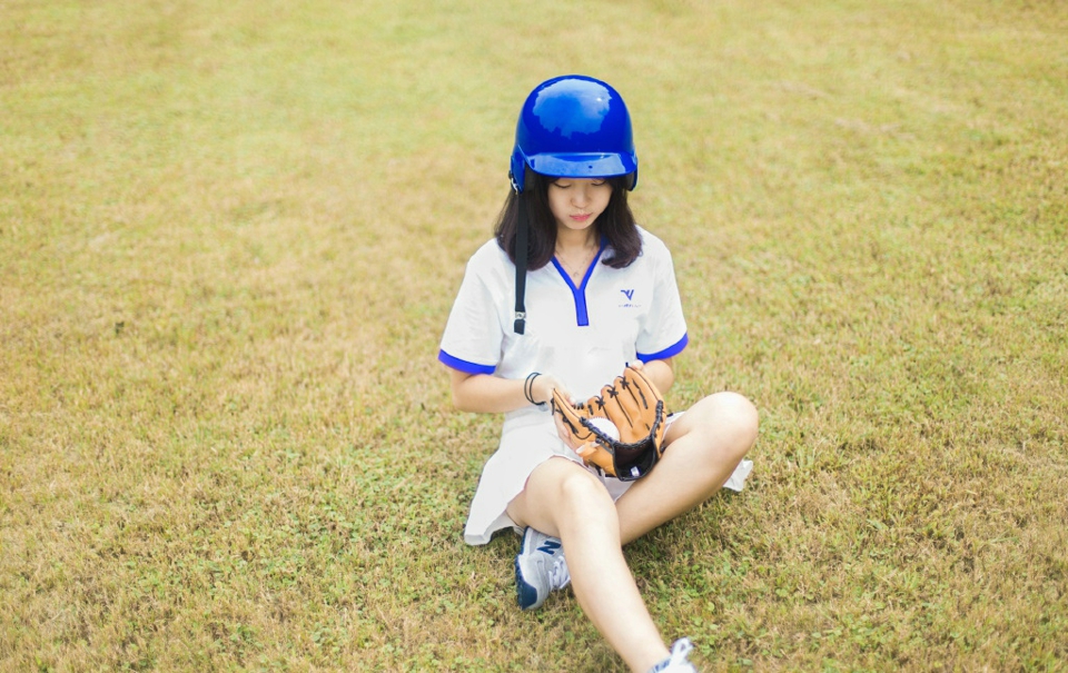 点击大图看下一张：阳光靓丽棒球头盔少女可爱灿烂笑容
