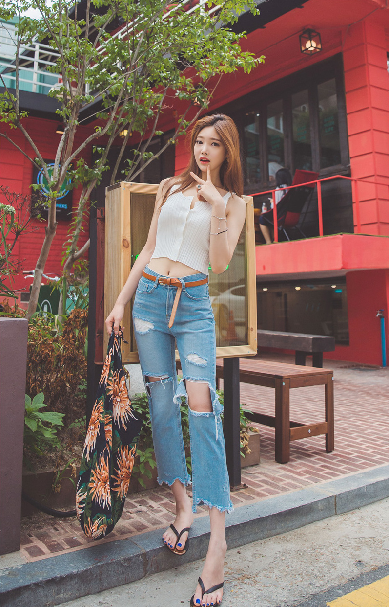 点击大图看下一张：韩系美女粉嫩破洞牛仔裤街拍诱惑写真