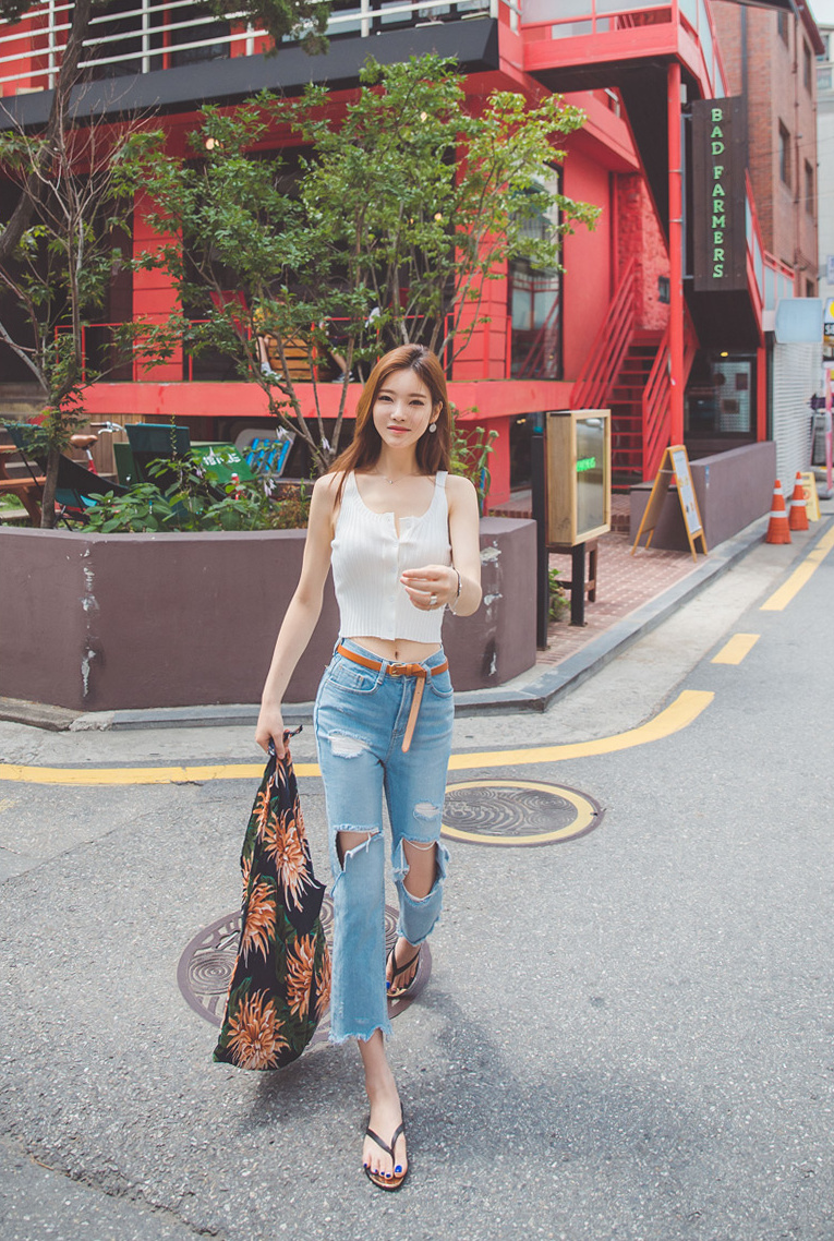 点击大图看下一张：韩系美女粉嫩破洞牛仔裤街拍诱惑写真