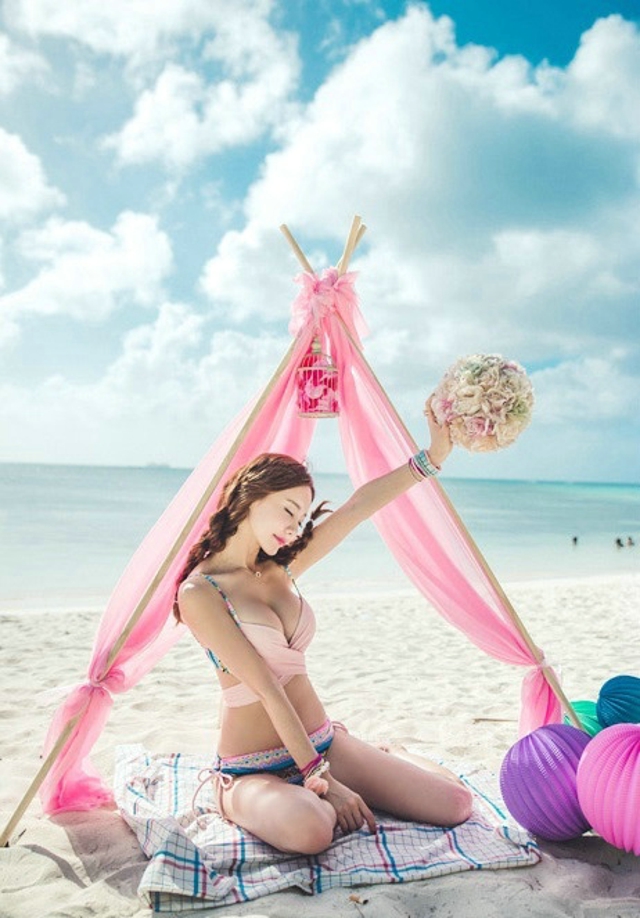 点击大图看下一张：阳光沙滩嫩模麻花辫俏皮可爱坐在餐布上