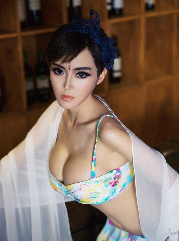 点击大图看下一张：巨乳性感女神潘春春私房内衣妖娆浓妆诱惑写真