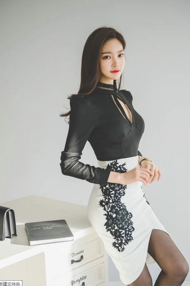 点击大图看下一张：靠墙美模经典黑白裙气质冷艳典雅范