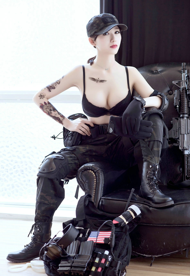 点击大图看下一张:帅气美女展如野战制服美乳高挑英气十足