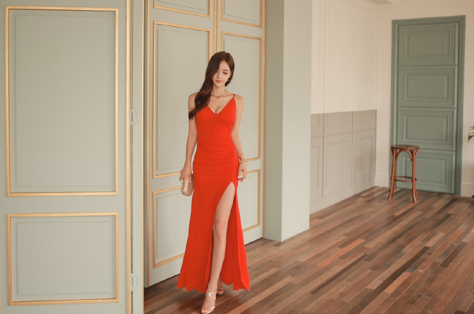 点击大图看下一张：空房内的鲜艳红裙美模大秀白皙光滑长腿