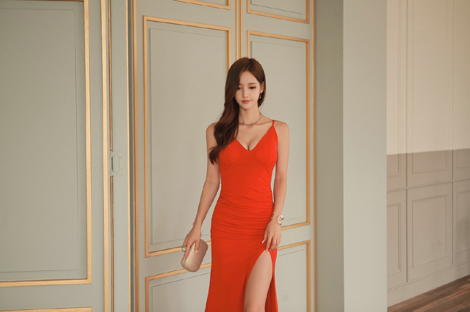 点击大图看下一张：空房内的鲜艳红裙美模大秀白皙光滑长腿