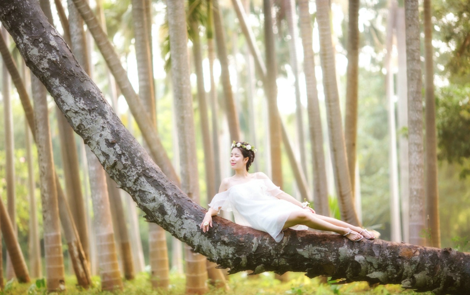 点击大图看下一张：森林内的花环白裙女神香肩迷人写真