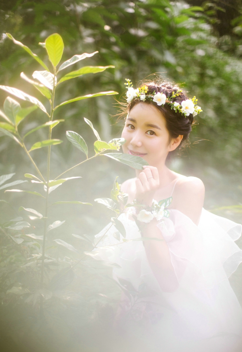 点击大图看下一张：森林内的花环白裙女神香肩迷人写真