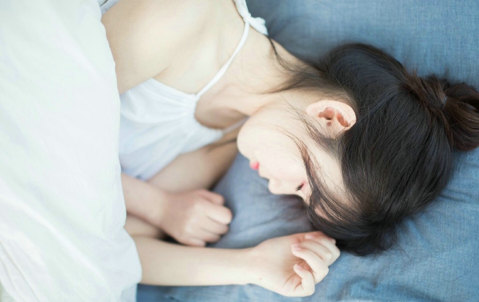 点击大图看下一张:丸子头可爱元气少女晨起慵懒舒适时光
