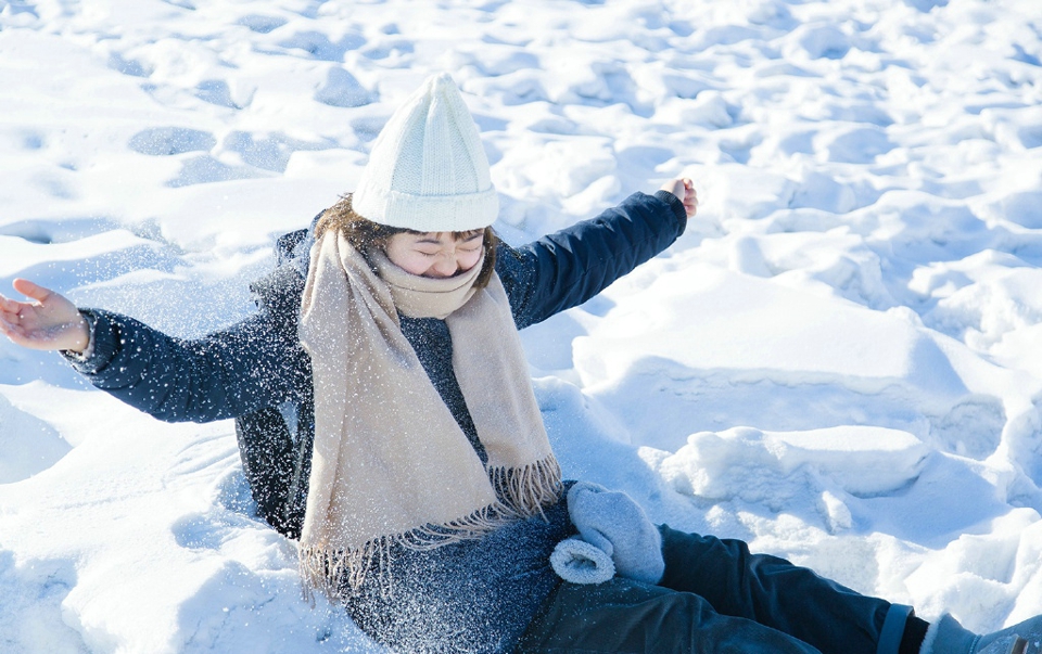 点击大图看下一张：雪地上的可爱圆脸妹子嬉戏玩耍写真