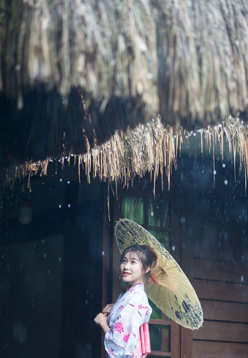 点击大图看下一张：雨天茅草房下的和服靓丽姑娘