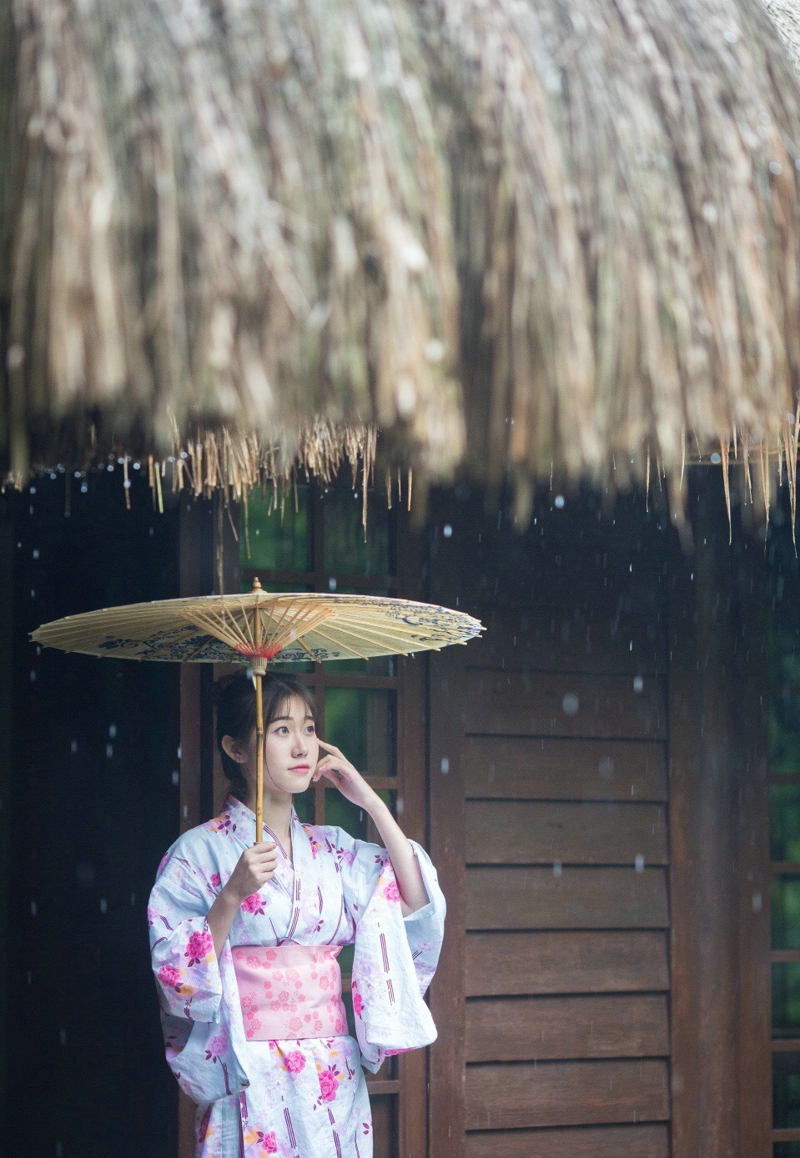 点击大图看下一张：雨天茅草房下的和服靓丽姑娘