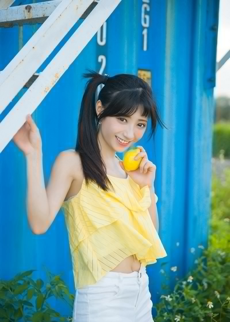 点击大图看下一张：大眼漂亮女孩与柠檬的夏天甜美阳光写真
