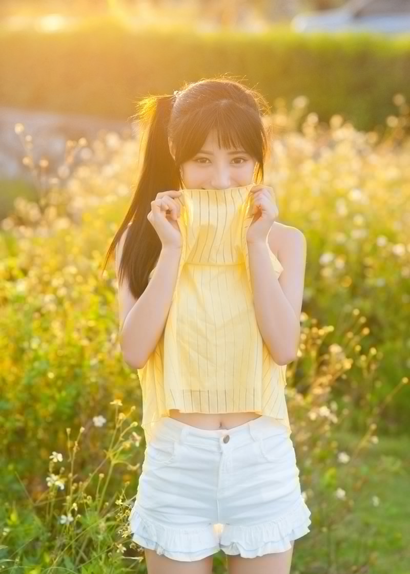 点击大图看下一张：大眼漂亮女孩与柠檬的夏天甜美阳光写真