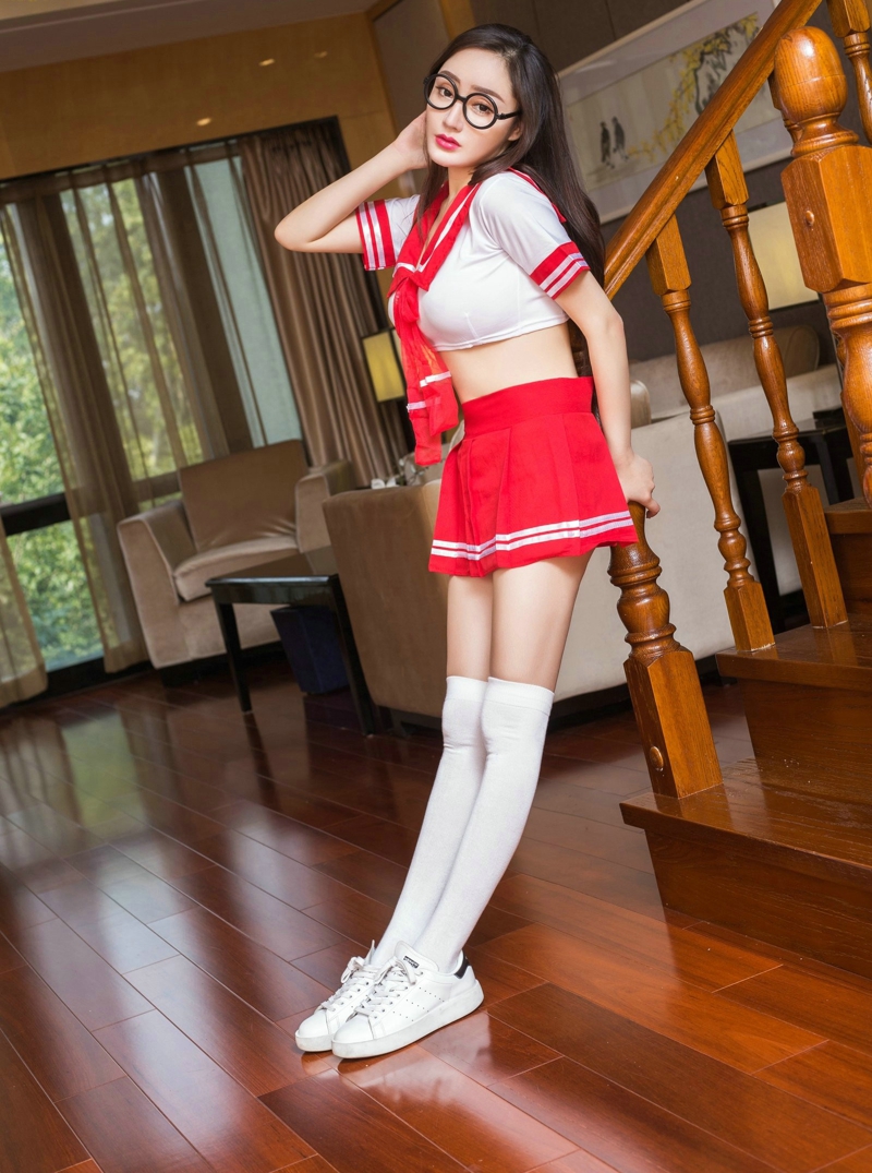 点击大图看下一张:学生制服美女麦苹果傲人上围过膝袜美腿魅惑