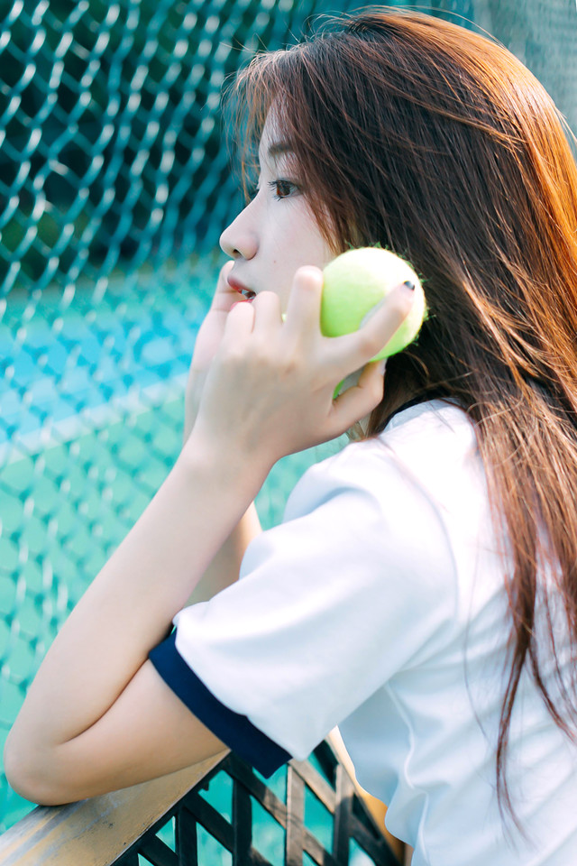 点击大图看下一张：网球场上的运动女孩长发飘逸盘腿而坐喝水