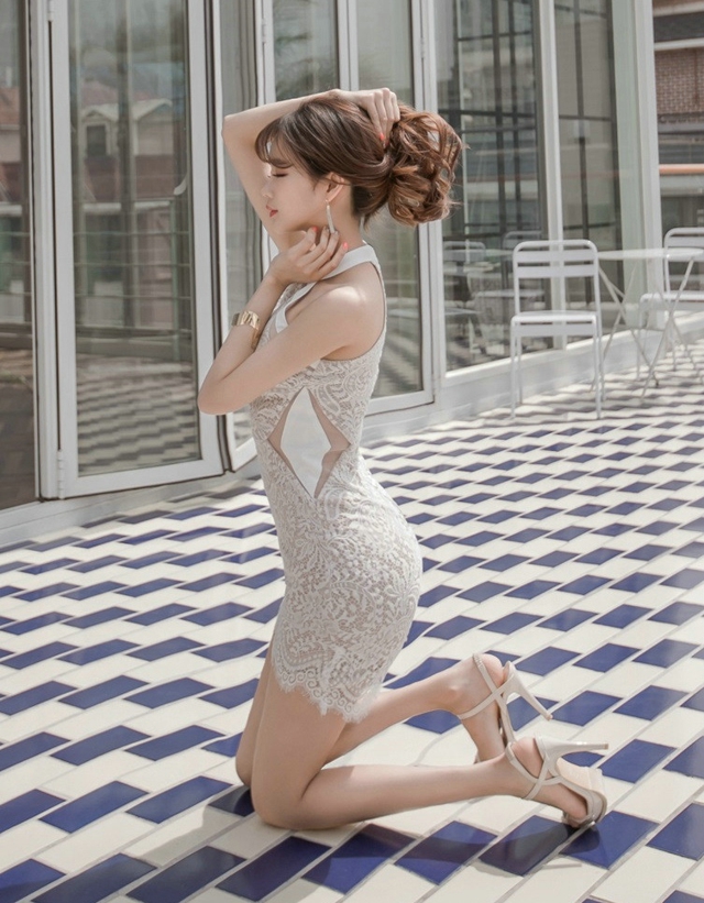 点击大图看下一张：露天阳台上的美腿美模蕾丝透视裙清新怡人