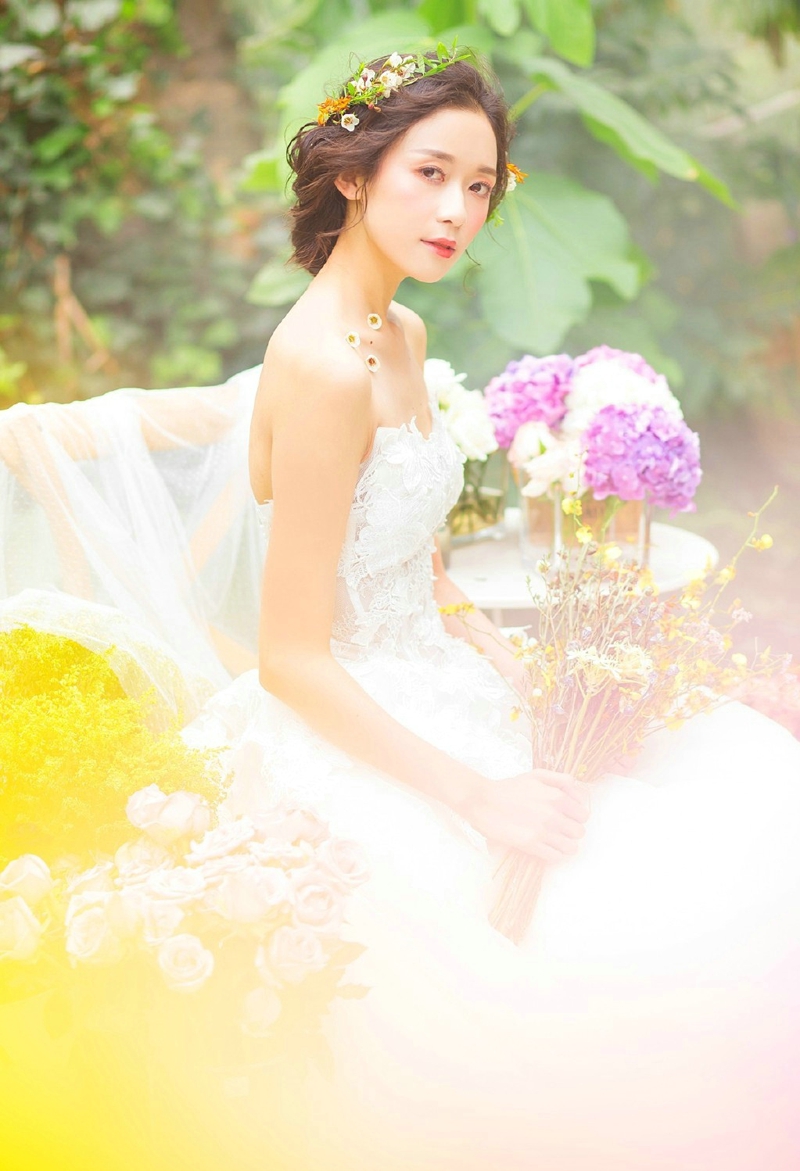 点击大图看下一张：花丛中的婚纱盘发女神气质养眼写真