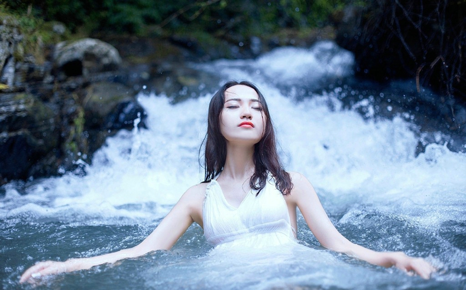 点击大图看下一张：溪水中的白色露背美裙气质美女养眼写真