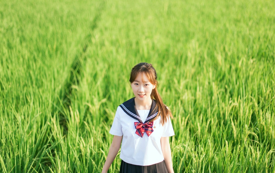 点击大图看下一张：田野中的马尾校服少女自然柔美写真