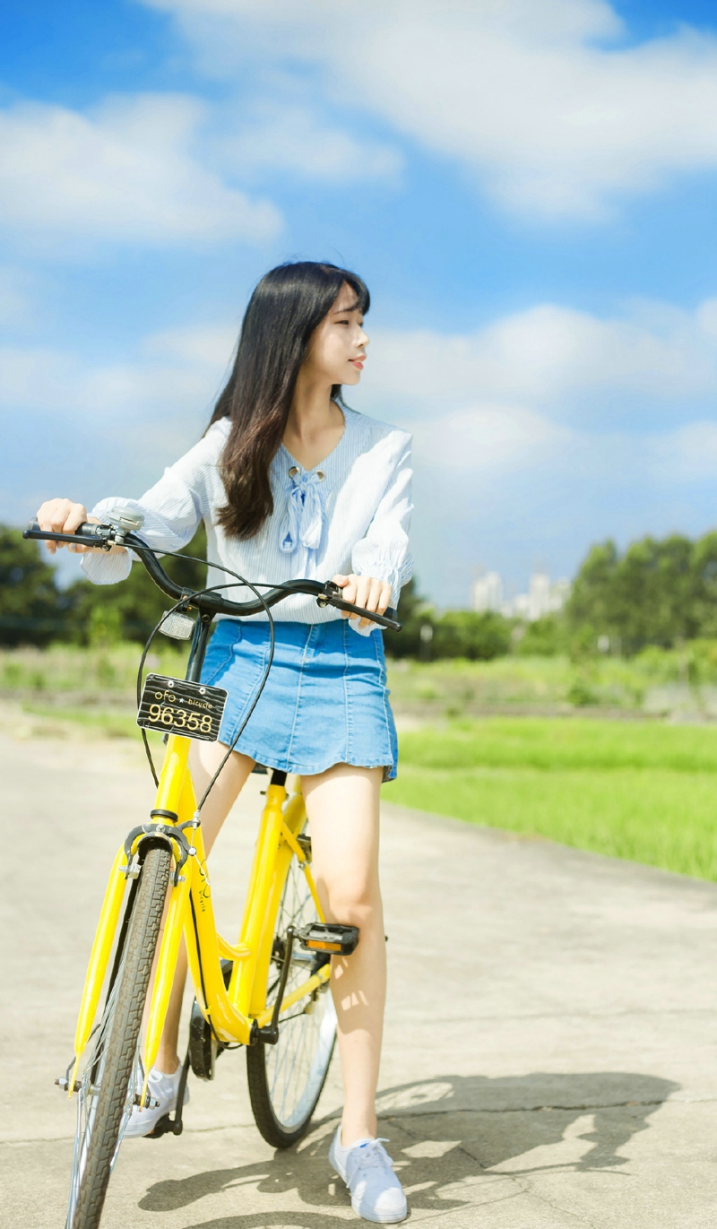 点击大图看下一张：绿野中的单车阳光美少女活力十足