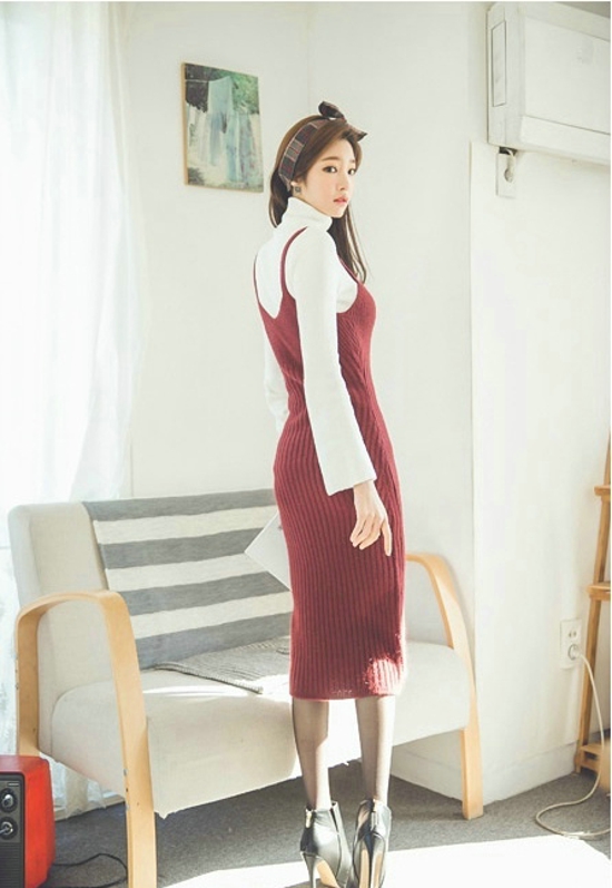点击大图看下一张：韩国美女修身长针织裙秀丝袜美腿写真