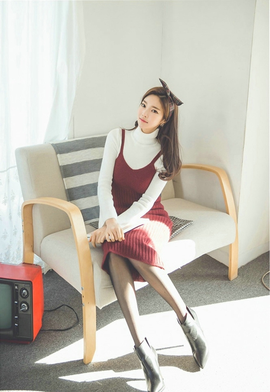 点击大图看下一张：韩国美女修身长针织裙秀丝袜美腿写真