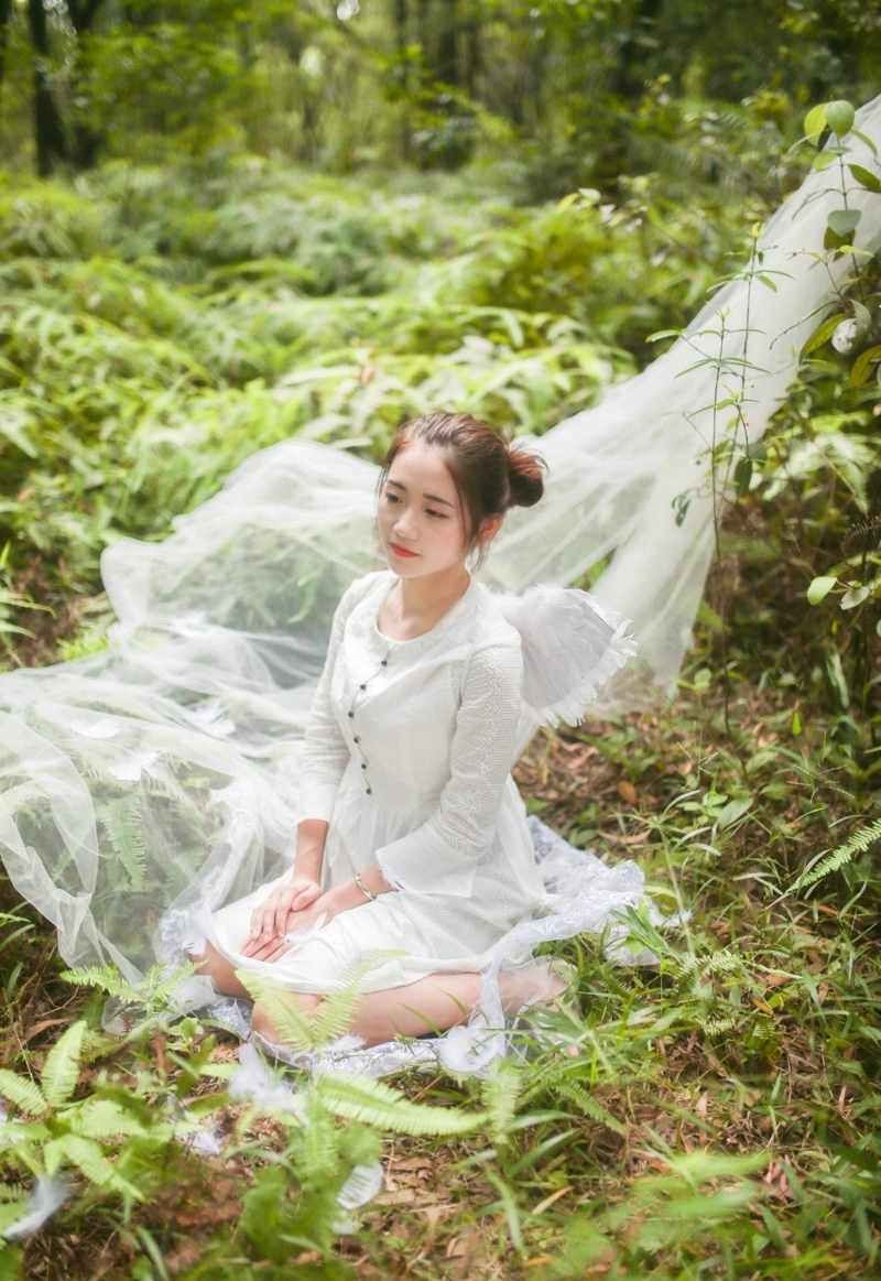点击大图看下一张：森林内的天使少女白皙肌肤美艳动人