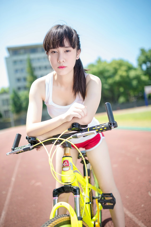 点击大图看下一张：夏日背心马尾单车少女运动阳光写真