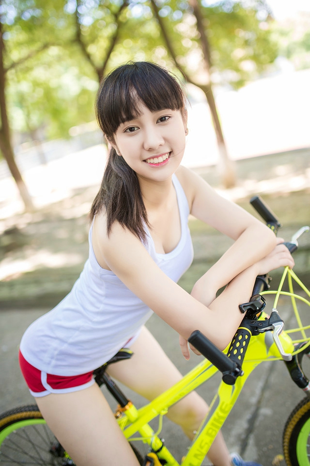 点击大图看下一张：夏日背心马尾单车少女运动阳光写真
