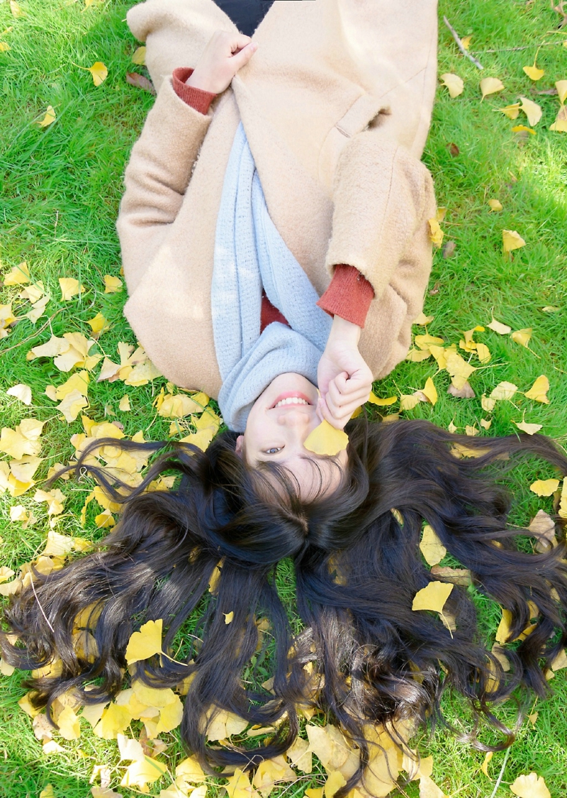 点击大图看下一张：秋天落叶中的气质森系美女笑容迷人写真