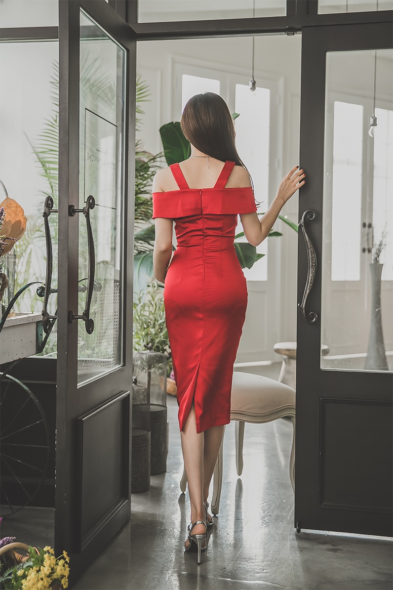 点击大图看下一张：花草美模靓丽红裙美艳绝伦完美好身材