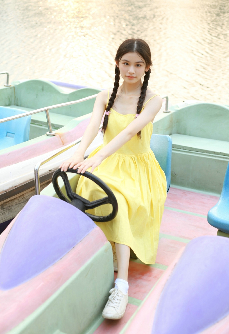 点击大图看下一张：草地上的黄色靓丽连衣裙麻花辫姑娘美丽动人