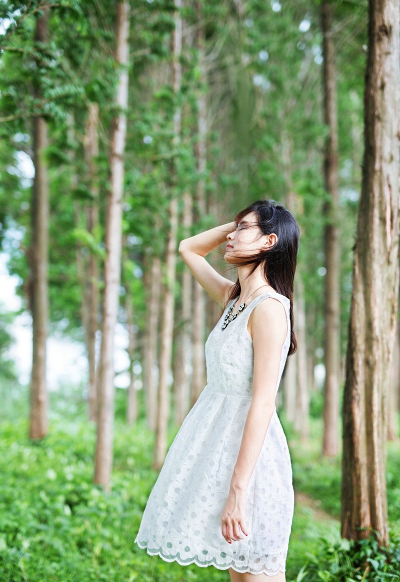 点击大图看下一张：森林内的帽子白裙少女清风拂动