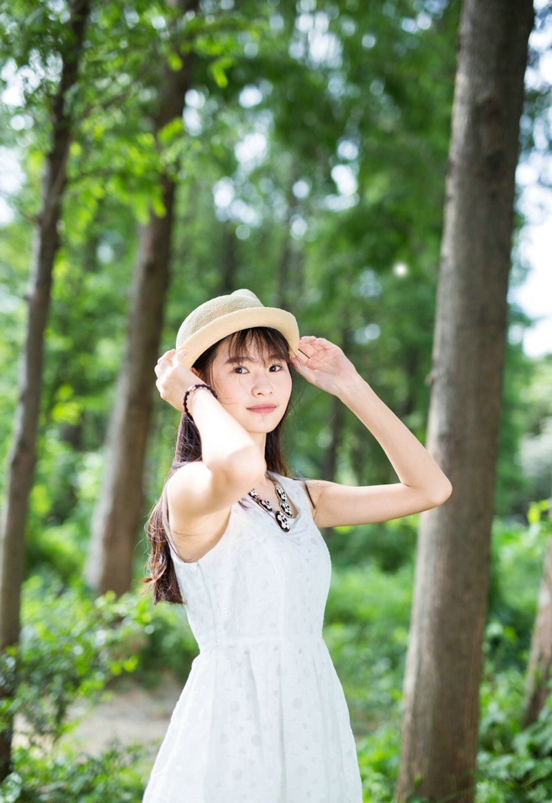 点击大图看下一张：森林内的帽子白裙少女清风拂动