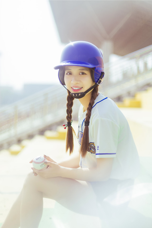 点击大图看下一张：棒球元气少女英姿飒爽笑脸迷人